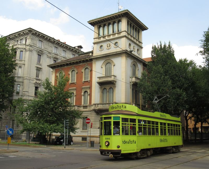 Jedna z mnoha verzí reklamního nátìru prastaré tramvaje Peter Witt na lince 10, která spojuje po tangenciální trati jižní, západní a severní okraj centra vèetnì nádraží Centrale, Garibaldi i Porta Genova.
