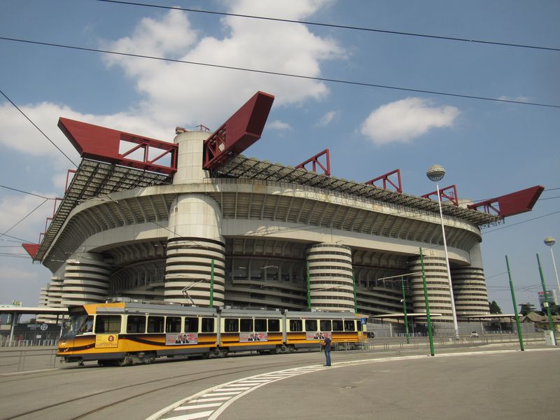 Modernizovaná podoba vozu Jumbotram na koneèné linky 16 u stadionu San Siro. Pùvodní obøí obratištì bylo výraznì zredukováno poté, co sem v roce 2015 dojelo i automatické metro M5. Obrací se zde pouze jedna tramvajová linka.