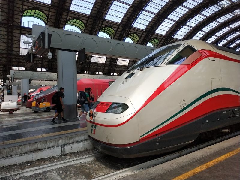 Nejrušnìjším nádražím je Milano Centrale, kde jsou ukonèeny i rychlovlaky z rùzných míst Itálie i ze sousedních zemí. Obøí nádražní budova prošla nároènou rekonstrukcí.