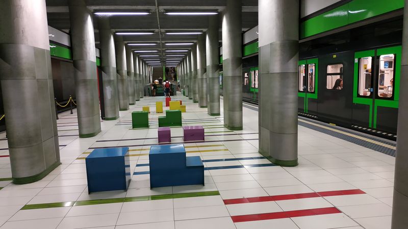 Barevnì a hravì modernizovaná stanice linky M2 Garibaldi a stejnì barevnì ladìná nová souprava metra typu Leonardo.