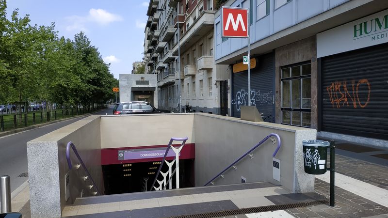 Skromný vstup do stanice metra u vlakového nádraží Domodossola na nejnovìjším úseku automatické linky metra M5.