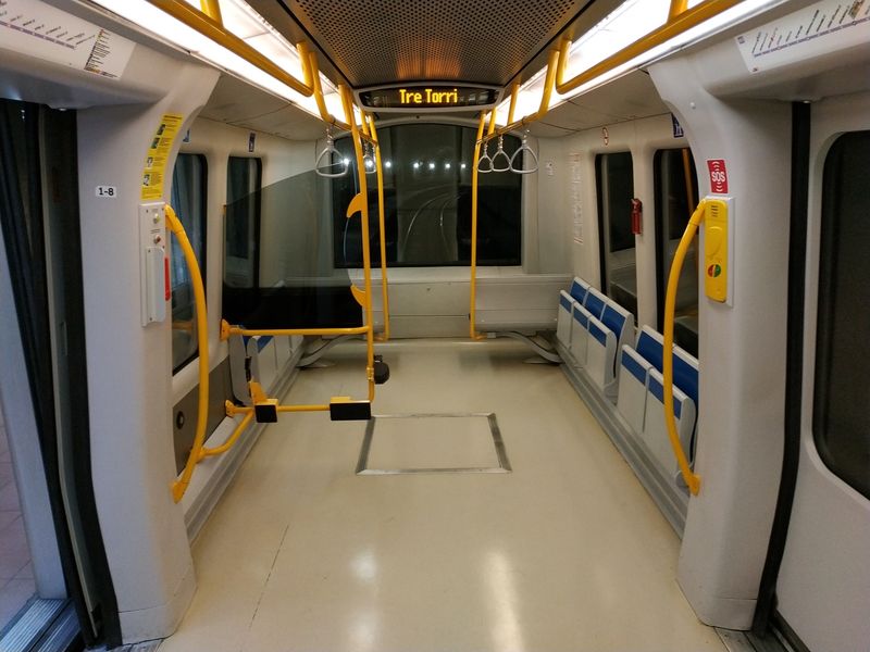 Interiér nové automatické soupravy metra na lince M5, která byla v roce 2015 prodloužena až k fotbalovému stadionu San Siro. Celkem je pro tuto automatickou linku k dispozici 47 ètyøvozových jednotek Ansaldo.