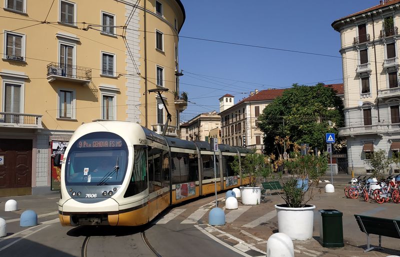 Kratší pìtièlánková verze tramvaje Sirietto je tím nejnovìjším, co na milánských tramvajových kolejí jezdí. Tyto vozy byly dodány v letech 2008-9 a navázaly na stejnì dlouhé vozy stejného typu z let 2004-6. Celkem jich je témìø 70, delších 7èlánkových verzí témìø 60.