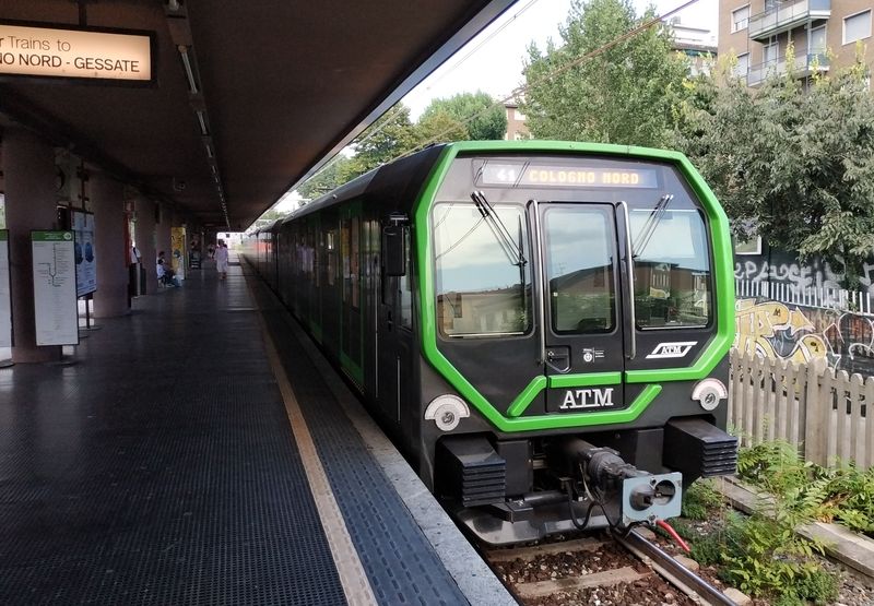 Èelo nejnovìjší soupravy metra „Leonardo“ urèené pro zelenou a èervenou linku. Design èel je tvarován do podoby loga milánské dopravy a barva vždy ladí s pøíslušnou linkou. Pro zelenou linku M2 je urèeno 46 jednotek, jejichž dodávky skonèí v roce 2020.