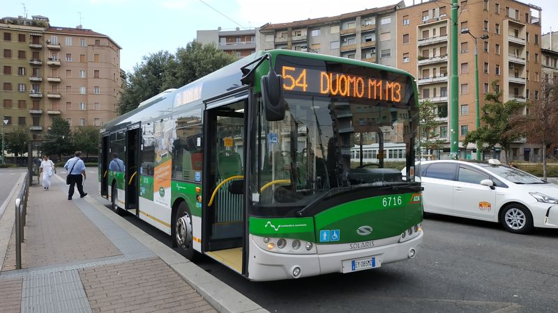 Starší Solaris v mìstském zeleném ekonátìru u nádraží Lambrate na východním okraji Milána.