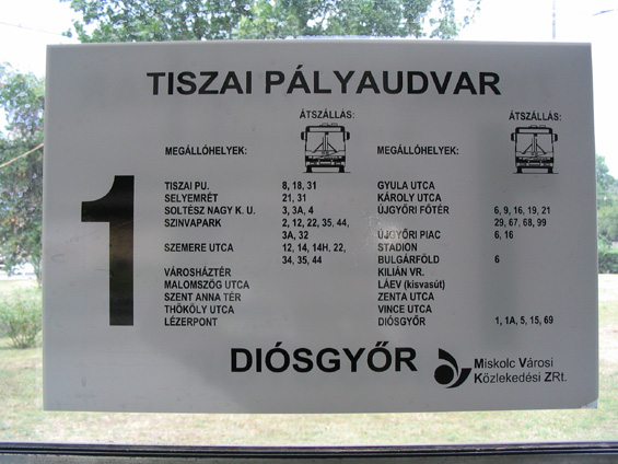 Vnitøní seznam zastávek v tramvaji KT8D5 obsahuje také informace o pøestupech.