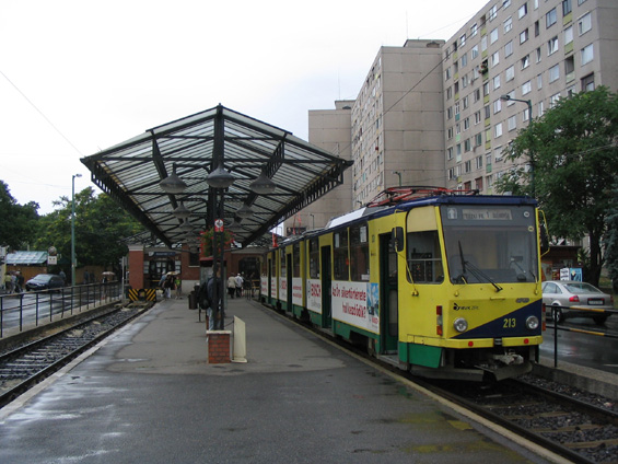 Koneèná zastávka linky 1, kde je využito obousmìrnosti èeských tramvají KT8D5.