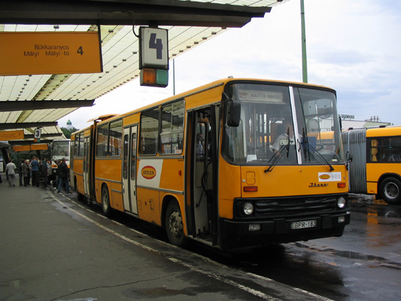 Regionální autobusy dopravce Borszod Volán jezdí v jednotném žlutém nátìru.
