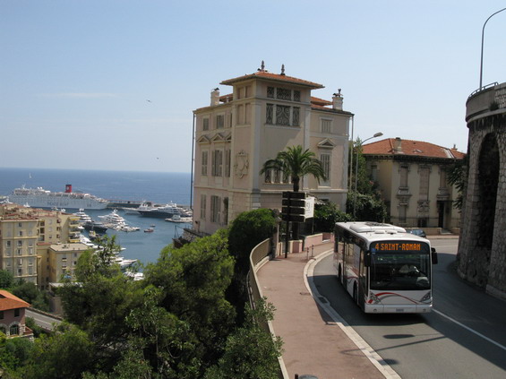 Linka 4 jako jediná nesjíždí dolù k pøístavu, ale zùstává na mìstských terasách a spojuje východní a západní okraj mìsta. Na této lince jako jediné jsou také provozovány nízkokapacitní autobusy.