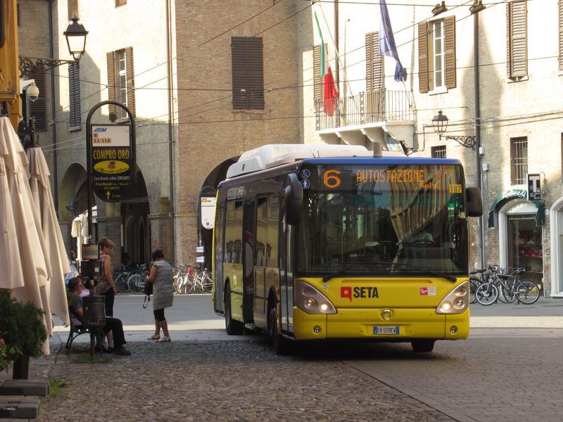 Plynový Citelis na jinak trolejbusové lince 6, která projíždí skrz centrum i úzkou ulicí poblíž místního námìstí Pizza Duomo a na nìm stojící katedrály. I pøes dodávku 20 nových vozidel je prùmìrné stáøí autobusù v Modenì pøes 10 let.