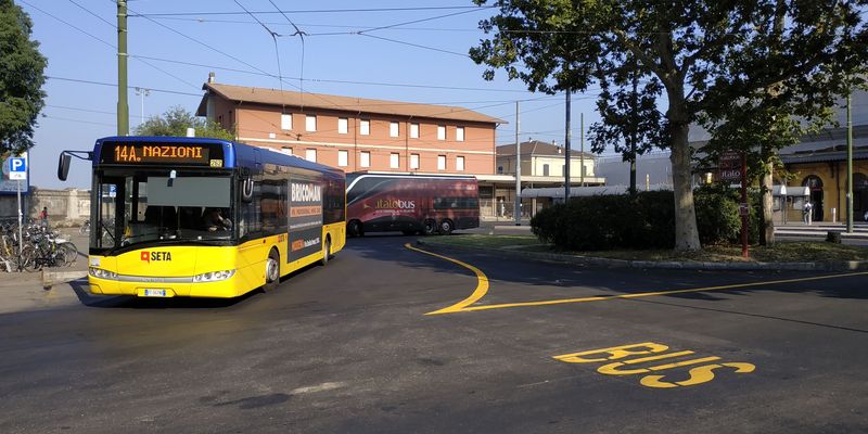 Jedna z autobusových linek MHD a na ní polský Solaris se otáèí i hlavního vlakového nádraží. MHD provozuje mìstský dopravce SETA s vozidly ve žlutomodré kombinaci. Stejné barvy má také mìstská vlajka. SETA provozuje MHD také v sousedním Reggio Emilia a ve vzdálenìjším mìstì Piacenza.