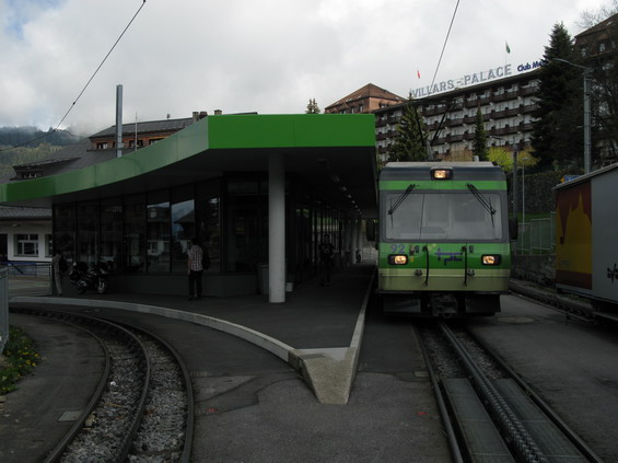 Pøestupní stanice Villars-sur-Ollon, zhruba v tisícimetrové výšce. Kdo chce pokraèovat až do koneèné stanice Bretaye (cca 1800 m n. m), musí si pøestoupit do tohoto zeleného vlaku.