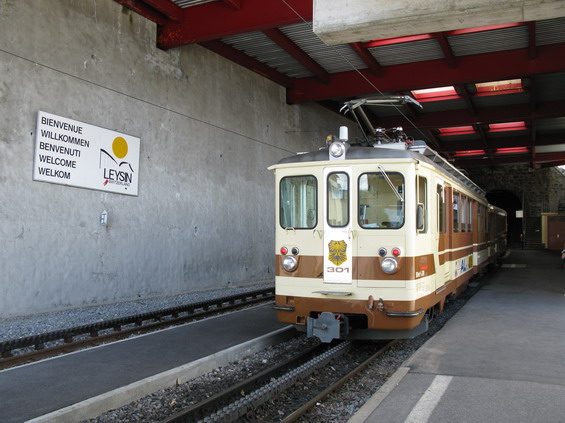 Pøedposlední stanice zubaèky Aigle - Leysin. Vlak dále míøí tunelem pod hotel Grand, kde má koneènou ve skále.