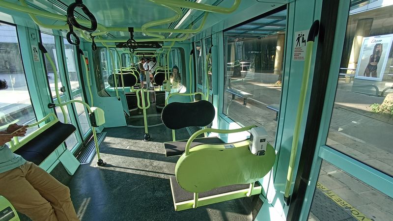 Interiér nejstarších tramvají Alstom Citadis 401, které mají dlouhé krajní èlánky a otoèné krajní podvozky. Celkem jich tu na lince 1 jezdí 29 (pùvodnì 30).