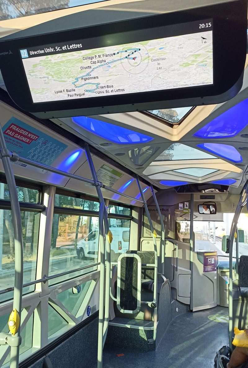 Prosklený a futuristicky prosvìtlený interiér autobusu Heuliez na mìstské lince 22. V autobusech najdete širokoúhlé displeje, které umí zobrazovat i trasu linky na mapovém podkladu.