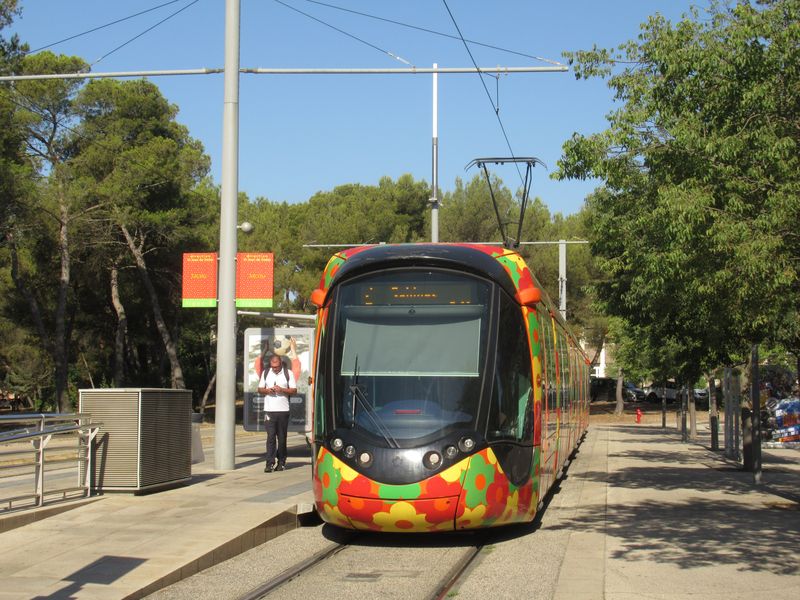 Severní koneèná údajnì nejdelší francouzské tramvajové linky, jejíž délka je 17,5 km. Sem do zastávky Jacou jezdí pouze každý druhý spoj linky 2 a tramvaje sem jezdí po jednokolejce s výhybnami již pustou pouštní krajinou. V kvìtovaném polepu jezdí na lince 2 i pìt delších tramvají Citadis 402.