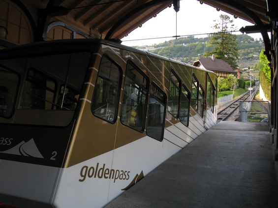 Na trolejbus 201 ve mìstì Vevey navazuje lanovka na horu Mont Pélerin. Lanovka je tu již pøes 100 let a jízda trvá asi 10 minut.