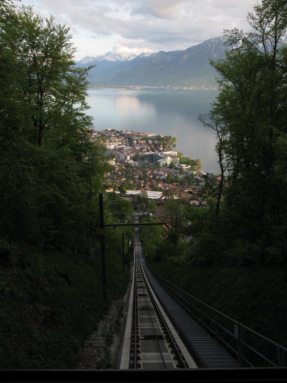 A ještì jeden výhled z lanovky tìsnì pod její horní stanicí Mont Pélerin. Mìsto Vevey jako na dlani a francouzské Alpy také skoro nadosah.