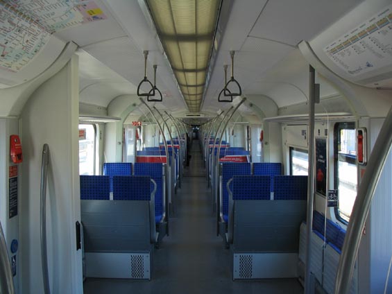 Interiér prùchozí jednotky S-Bahnu, která umí vyvinout rychlost až 140 km/h.