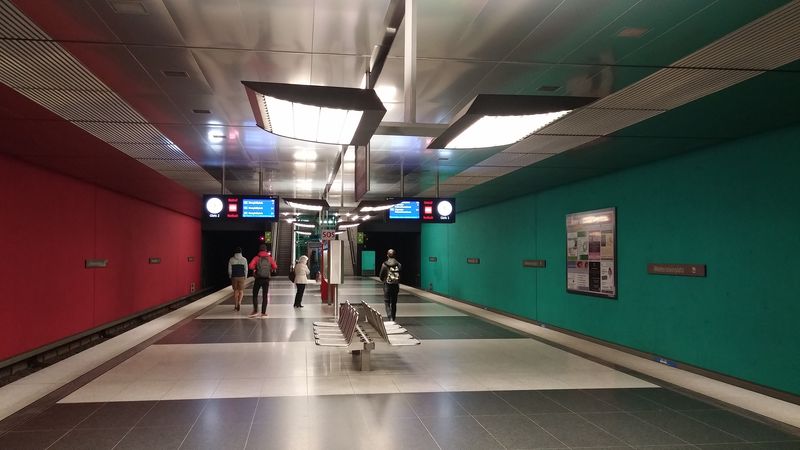 Další barevnì zajímavá stanice metra „Wettersteinplatz“ na jižním cípu linky U1, který byl zprovoznìn v roce 1997. Linka U1 se v centru sbíhá s linkou U2.