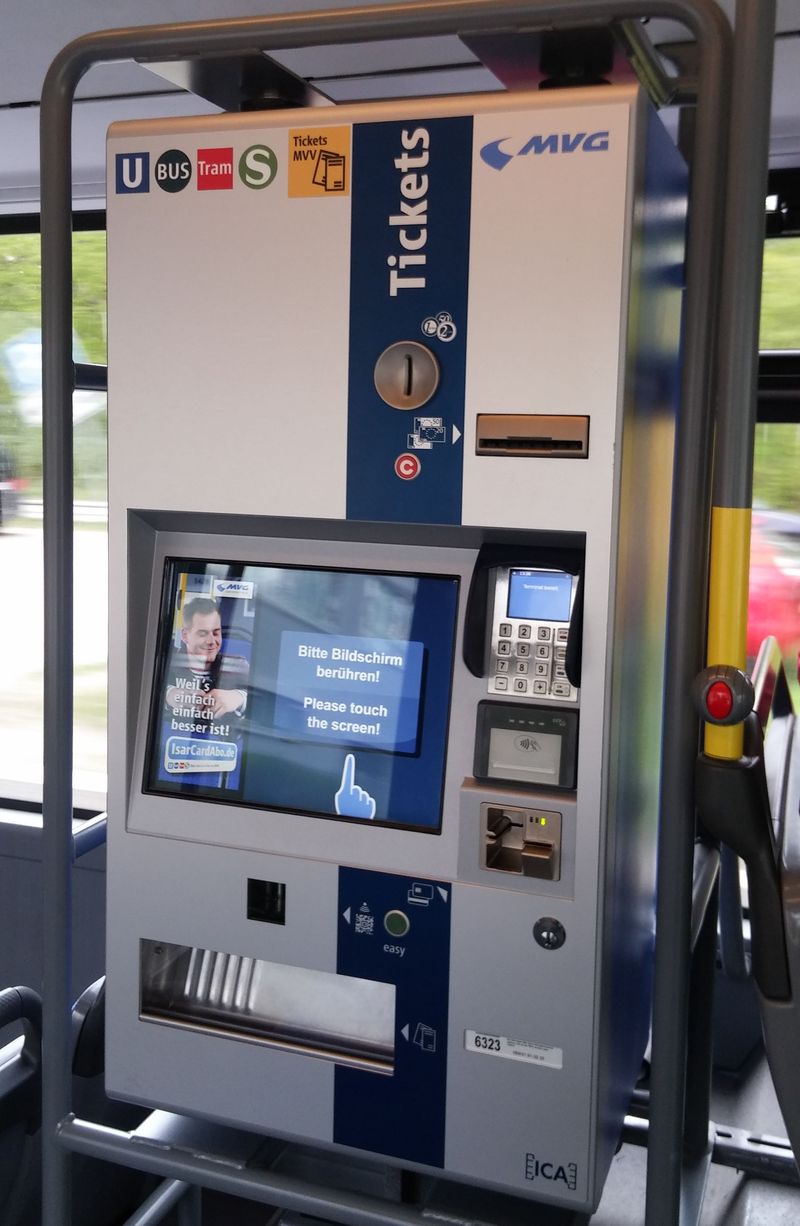 Ve všech autobusech jsou nainstalovány také jízdenkové automaty. Samozøejmostí je také nízkopodlažnost a klimatizace prostoru pro cestující. Nastupuje se všemi dveømi.