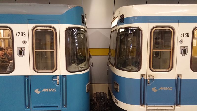 Dvojice nejstarších souprav typu A, z nichž nejstarší byly vyrobeny již pøed 50 lety, tvoøí stále základ vozového parku mnichovského metra. Zde ukázka staršího a novìjšího barevného provedení.