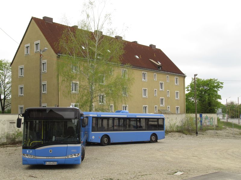 S tìmito autobusovými vlaky Mnichov v roce 2013 zaèínal. Kapacita této soupravy je o 30 % vyšší než klasický kloubový autobus. Potkat je mùžete na tìch nejvytíženìjších linkách (metrobusových i normálních) a také na náhradních linkách za tramvaje pøi výlukách).