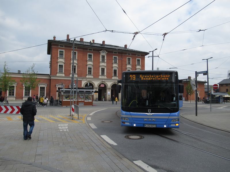 U vlakového nádraží Pasing na západì mìsta jsou novì od roku 2011 položeny tramvajové koleje pro lepší pøestupy mezi linkou 19 a vlaky. Toho èasu byla bohužel tramvaj ve výluce nahrazená autobusem se stejným èíslem.
