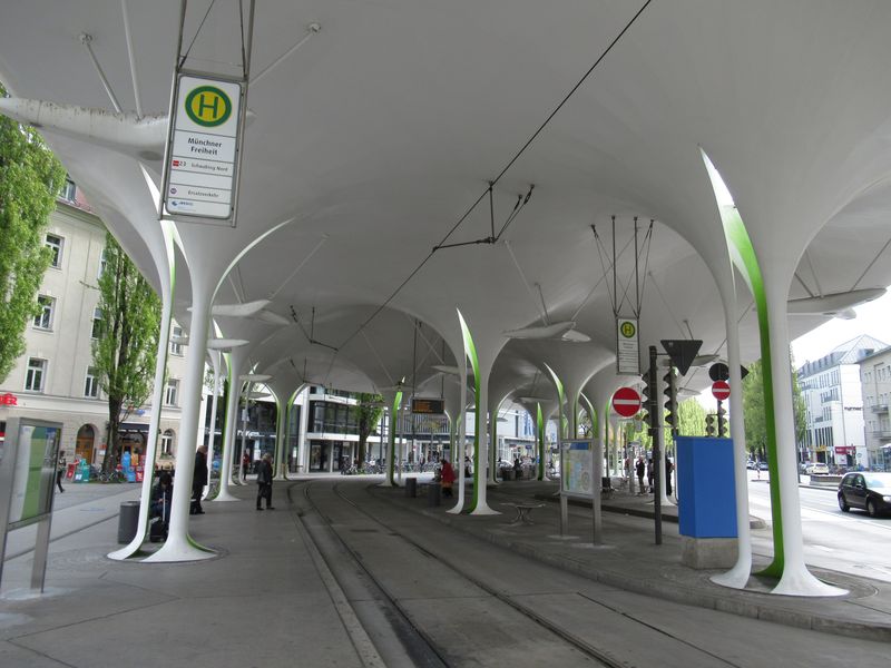 Koneèná zastávka Münchner Freiheit aneb ukázkový pøestup nejen na metro, ale i na autobusové, resp. metrobusové linky, které sem také zajíždìjí. V Mnichovì najdete takto povedených pøestupù bezpoèet.