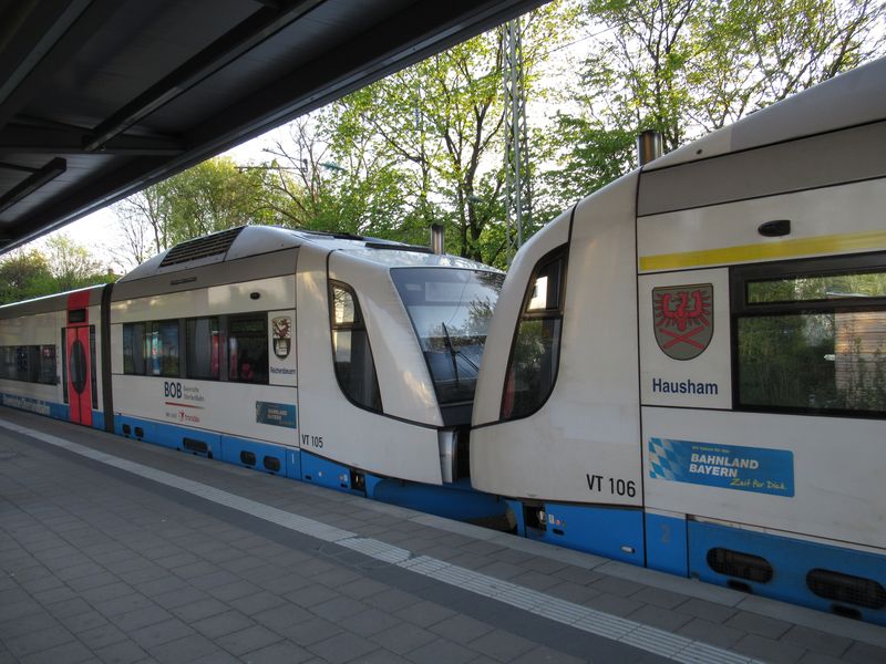 Soubìžnì s pøímìstskou železnicí S-Bahn jezdí z hlavního nádraží smìrem na jih také vlaky BOB a tyto zvláštní motorové jednotky, které se pak na jihu rozdìlují do tøech rùzných vìtví.