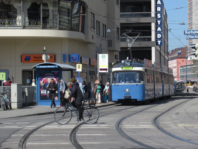 A ještì jednou tato legendární souprava v centru na rušné zastávce Karlsplatz (Stachus), kde také probíhá zmìna linkové orientace. Vzhledem ke svému originálnímu vzhledu a pomìrnì výjimeènému nasazení budí tato tramvaj mezi cestujícími náležitou pozornost.
