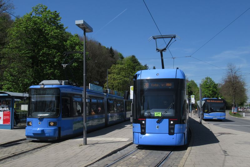 Nákupu osmi tramvají Avenio pøedcházelo dodání 14 tìchto pìtièlánkových opìt plnì nízkopodlažních tramvají Variobahn od Stadleru, které byly pro Mnichov vyrábìny mezi lety 2008 a 2011. Zde na koneèné linky 28 Scheidplatz s ukázkovým pøestupem na autobusy.