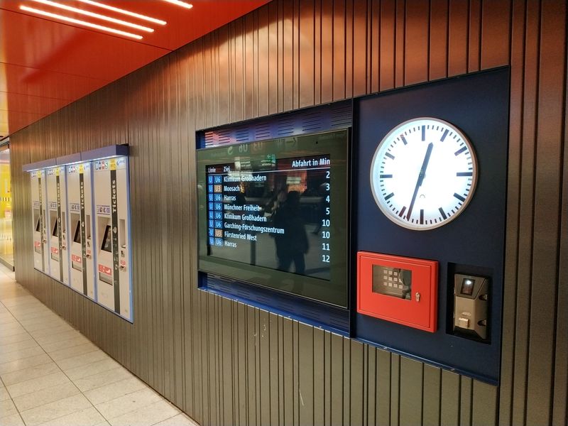 Rekonstruovaný vestibul metra ve stanici Marienplatz, kde jsou citlivì zasazeny také informaèní prvky a prodejní automaty. V Mnichovì vìnují rekonstrukcím a jejich podobì pøíkladnou péèi a nechtìjí nic uspìchat.