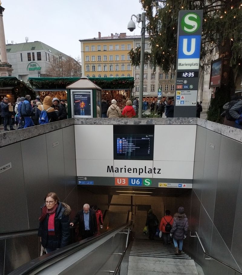 Pøíkladná navigace není jen z metra ven, ale i z veøejného prostoru do podzemí. Výrazné zdálky viditelné totemy jsou doplnìny podrobnìjšími informacemi u vstupù do metra vèetnì aktuálních odjezdù z podzemí. V této stanici spolupracují na navigaci metro (MVG) a S-Bahn (DB).