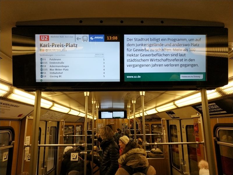 I do starých souprav metra byly namontovány dvojité LCD obrazovky informující také o aktuálních pøestupech v pøíští stanici. Vedlejší obrazovka slouží pro dopravní propagaci nebo jiné novinky z mìsta.
