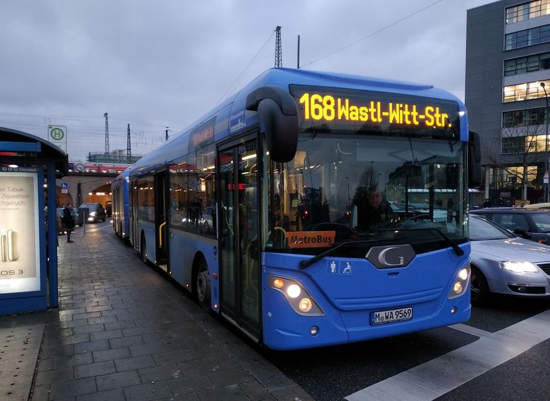 Pomìrnì unikátní nìmecký autobus Göppel pro spøahování s vleky od stejného výrobce, už se nevyrábí. Autobusových vlekù tu ale potkáte hodnì, zejména na metrobusových linkách. Oproti klasickým kloubovým autobusùm jsou o 5 metrù delší