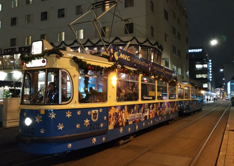 K adventnímu období patøí také vánoèní tramvaj, nejinak tomu je i v Mnichovì. Speciálnì upravená dvojice historických vozù vozí cestující po centru Mnichova za zvláštní jízdné vèetnì doprovodného programu.