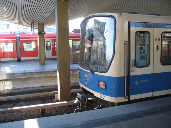 Novìjší typ metra se ve stanici Neuperlach-Süd v jedné úrovni setkává se soupravou S-Bahnu.