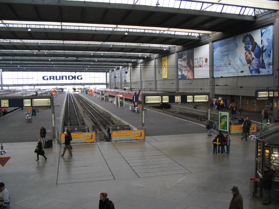 Mnichovské hlavní nádraží je nevzhledné, ale pøehledné.