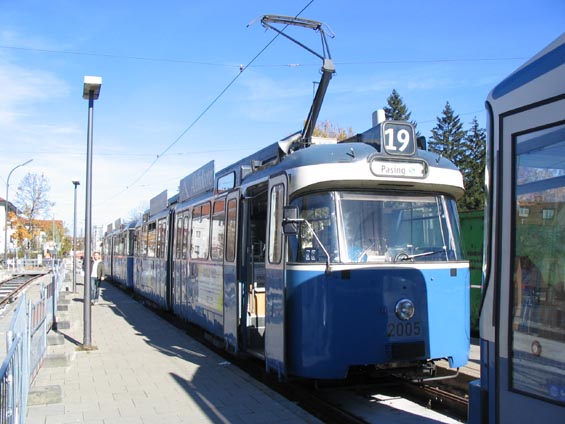 A ještì jedna staøièká tramvaj na koneèné linky 19, kde probíhá za plného provozu rekonstrukce trati.