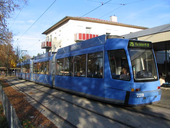 Nová tramvaj na nejjižnìjší koneèné zastávce ve ètvrti Grünwald.