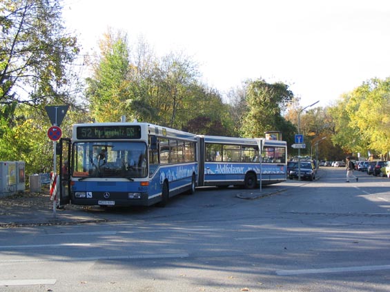 Koneèná metrobusu è. 52. Starší Mercedesy i MANy mají výklopné dveøe.