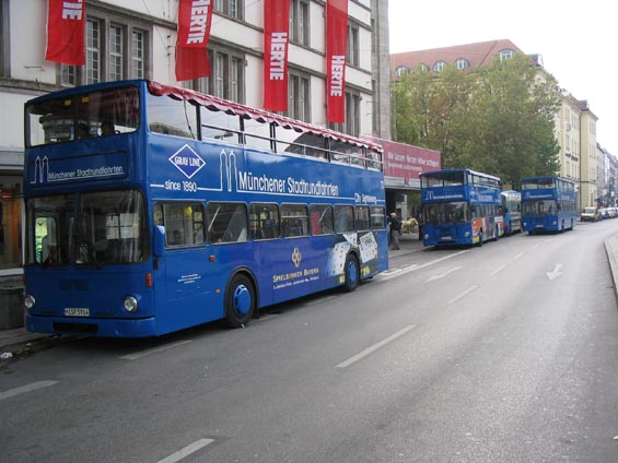 Patrové autobusy vozí turisty po centru Mnichova.