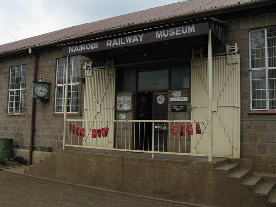 Poblíž hlavního nádraží v Nairobi najdete také pìkné železnièní muzeum mapující zajímavou historii místních železnic. Zjistit ale nìco o souèasném provozu nebo o budoucnosti je i tady složité. Informace se rùzní.