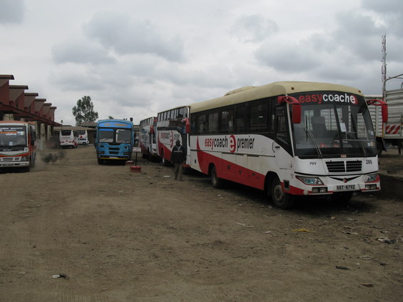 Dálkové autobusy, kterými se dostanete relativnì pohodlnì (pokud nesedíte na zadních sedadlech) po celé Keni. Nìkteré spoleènosti jezdí i za její hranice - napøíklad do Tanzanie, Ugandy nebo Rwandy. Easycoach je nejvìtší keòský autobusový dopravce a má pomìrnì rozšíøenou prodejní sí� - hlavní kanceláø se nachází poblíž vlakového nádraží.
