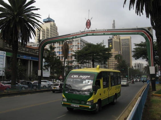 Ulice v centrální èásti Nairobi, oznaèované jako City Business District, jsou na zdejší pomìry luxusní, daleko horší je to na pøedmìstích, kde dost èasto asfalt chybí a autobusy s tuhými nápravami vesele hopsají mezi výmoly.