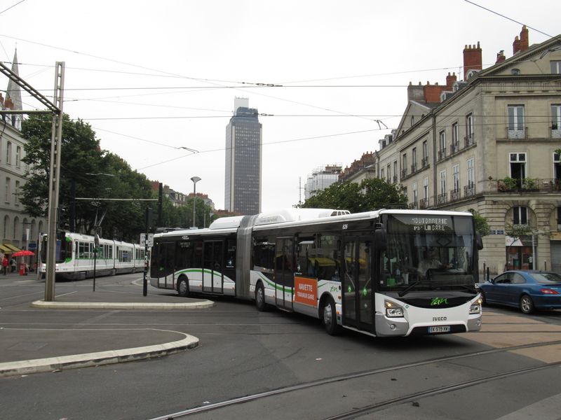 Pøes uzel Commerce projíždí také znaèná èást autobusových linek. Ty s nejkratšími intervaly jsou oznaèeny jako Chronobus a potkáte na nich hlavnì kloubové vozy – napøíklad tyto nejnovìjší Urbanwaye.