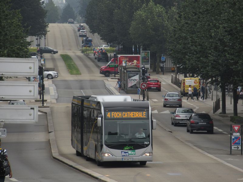 Takto vypadá metrobusová linka 4 (Busway) skoro v celé její délce. Na 7 km trasy oddìlené od ostatního provozu najdete 15 zastávek s vysokým standardem výbavy, podobnì jako u tramvajových zastávek. Díky maximální preferenci dosahuje linka 4 prùmìrné cestovní rychlosti 20 km/h.