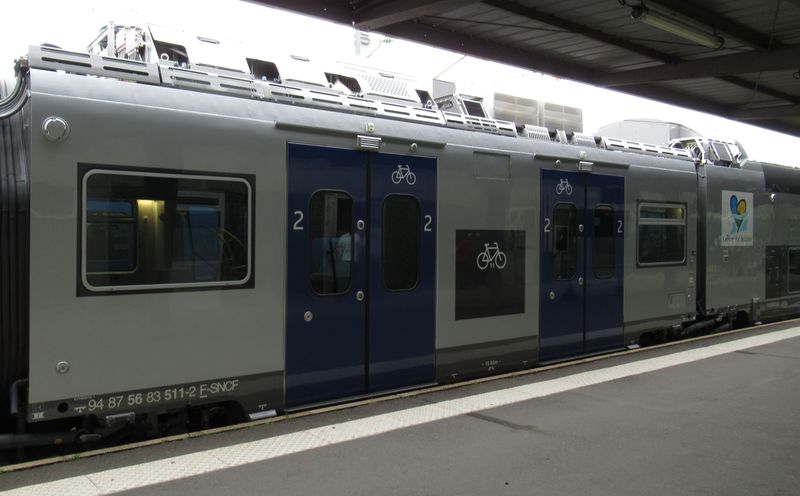Zajímavì øešené nové èásteènì dvoupodlažní elektrické jednotky od Alstomu jezdí na regionálních vlacích okolo Nantes.