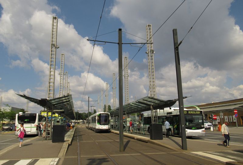 Typický malý pøestupní terminál, jakých je u tramvajových linek v Nantes mnoho – zde v severní èásti linky 2. Cílem je, aby vìtšina cestujících vùbec nemusela pøi pøestupu nikam pøecházet.